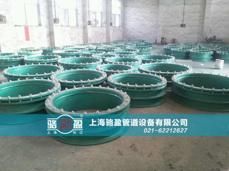 重慶市渝中區(qū)柔性人防套管發(fā)貨圖 /></p>、涂料調(diào)配方法和涂裝注意事項，應(yīng)按設(shè)計文件或廠家說明書規(guī)定進(jìn)行。在環(huán)縫兩側(cè)各200mm范圍內(nèi)，應(yīng)先涂裝焊接時不會對焊縫質(zhì)量產(chǎn)生不良影響的車間底漆，以免坡口生銹。環(huán)縫焊后，對焊縫區(qū)進(jìn)行二次除銹，用人工涂刷達(dá)到規(guī)定厚度。當(dāng)空氣中相對濕度超過85％、鋼板表面溫度低于大氣露點以上3℃或高于60℃以及環(huán)境溫度低于10℃時，均不得進(jìn)行涂裝。<BR>為了提高重慶市渝中區(qū)人防套管的使用年限，如果不是特殊要求的話，都需要對其進(jìn)行噴漆防腐處理。不僅美觀，而且使用年限長。防腐油漆的重要性在于我們廠家在制作好人防套管后，為了方便客戶現(xiàn)場使用時不會安裝錯誤，所以都會整體噴腐蝕油漆，內(nèi)壁和外壁均勻的噴一遍，然后才在套管上噴上型號。<BR>   如果套管內(nèi)部出現(xiàn)腐蝕的現(xiàn)象，勢必對水質(zhì)有一定的影響。不同的銹蝕厚度對管道使用的材料及時間都有影響，同時這些銹蝕是對水的再一次污染。這樣一來時間久了后，就會導(dǎo)致水內(nèi)部的有機物質(zhì)漸漸消耗，從而更是加劇了細(xì)菌量的增加，對管道的腐蝕越來越大，這樣一來對于重慶市渝中區(qū)人防套管來說，無疑是在減少它的壽命。所以管道的銹蝕與人防套管的壽命有一定的關(guān)系，噴漆防腐處理至關(guān)重要。駱盈管道作為專業(yè)的重慶市渝中區(qū)人防套管生產(chǎn)廠家，采用不錯的生產(chǎn)工藝和好的流水線設(shè)備，大大提高了產(chǎn)品的生產(chǎn)效率，我公司的日生產(chǎn)總量能夠達(dá)到上百臺，從而大大滿足了對于產(chǎn)品需求比較緊急的客戶，人防套管哪家好，駱盈管道是選，駱盈人防套管價格實惠，品質(zhì)優(yōu)良，駱盈管道產(chǎn)品銷往全世界三十多個~和地區(qū)，產(chǎn)品質(zhì)量經(jīng)得起實踐的檢驗，歡迎大家來電選購和支持，聯(lián)系電話021-62212627.<p style=